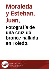 Fotografía de una cruz de bronce hallada en Toledo. | Biblioteca Virtual Miguel de Cervantes